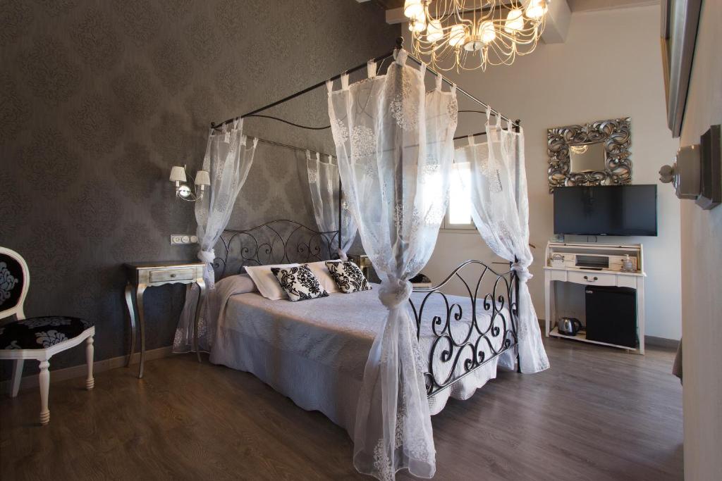 SajazarraHotel Boutique Posada de Sajazarra的一间卧室设有天蓬床和窗户。