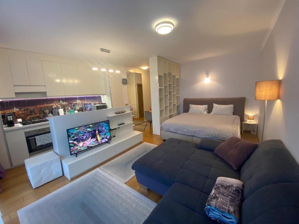 奥拉迪亚Top Level Residence的客厅配有沙发和1张床