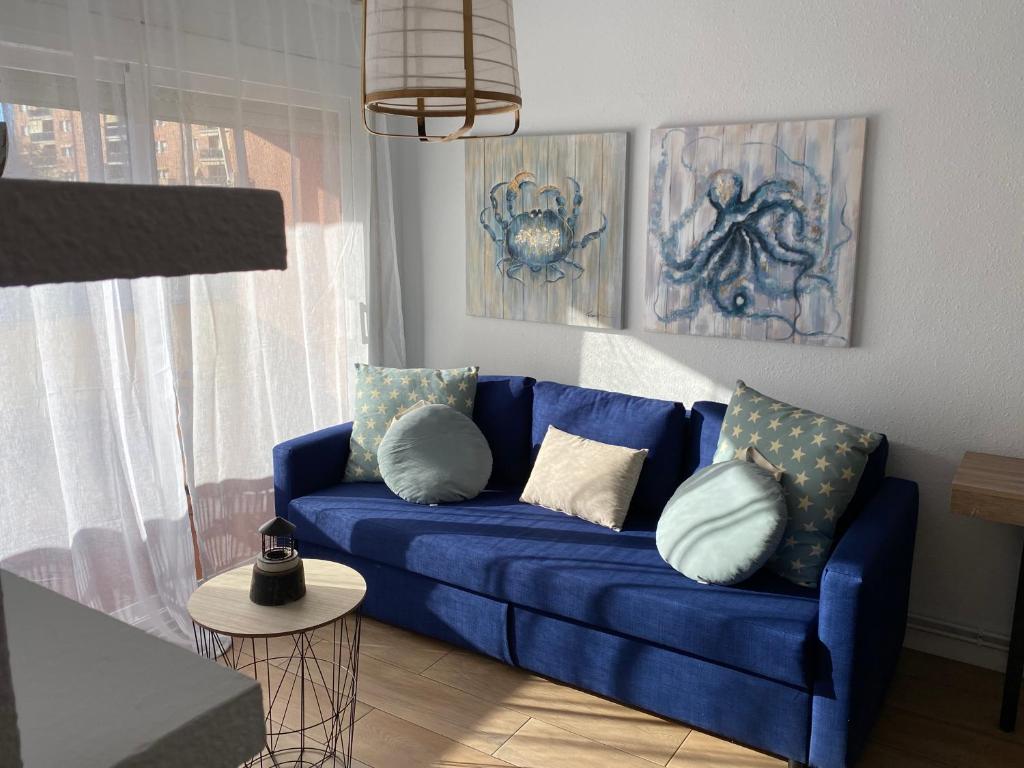 滨海比拉萨尔Vilamarlux VI的客厅配有带枕头的蓝色沙发