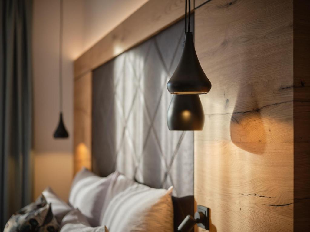 伊施格尔Sun Lodge的配有一张木头床头板的床的房间