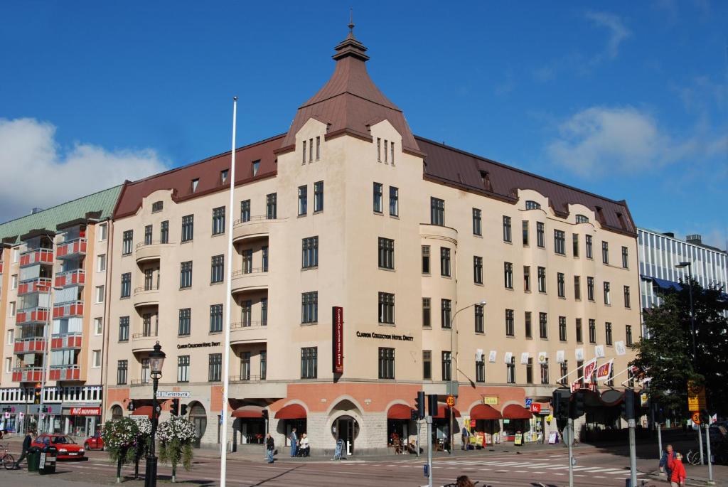 卡尔斯塔德克拉丽奥德罗特连锁酒店的白色的大建筑,带有棕色的屋顶
