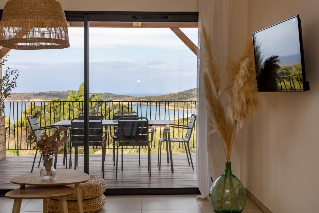 卡尔热斯Casa Marina Cargèse的客房设有带桌椅的阳台。
