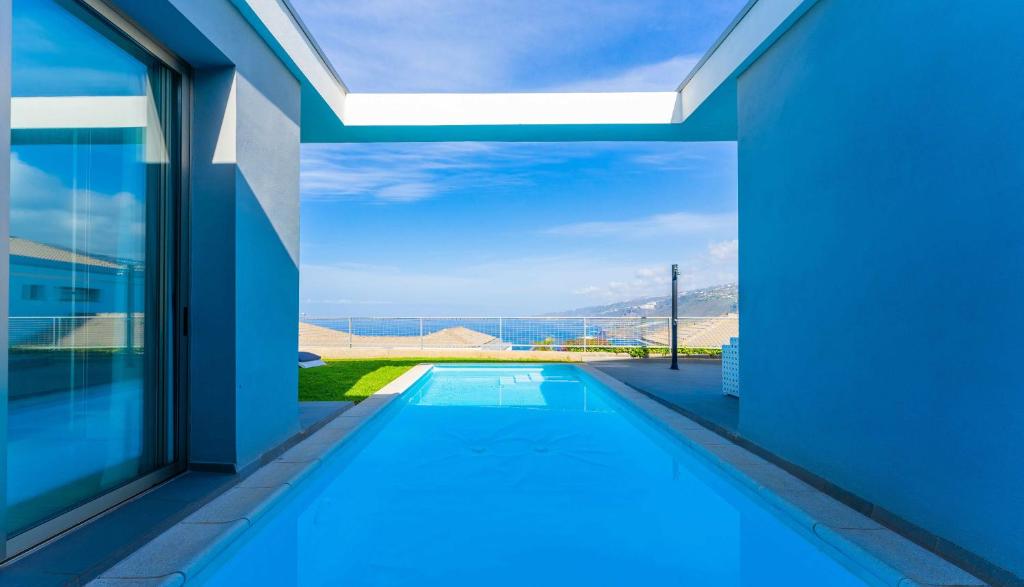 圣乌尔苏拉Luxury Villa Lázaro Elegancia y Exclusividad的一座享有海景的游泳池