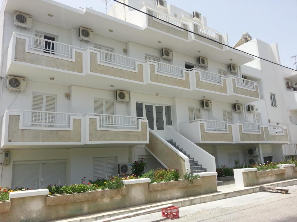 卡尔扎迈纳法尼亚公寓的公寓大楼设有白色阳台和鲜花