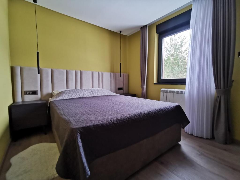 TornikVila Nordika Tornik的一间卧室设有一张床和一个窗口