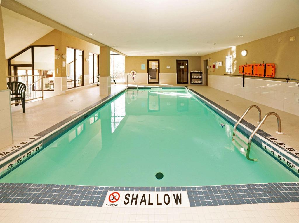 伯灵顿伯灵顿品质酒店 的在酒店房间的一个大型游泳池
