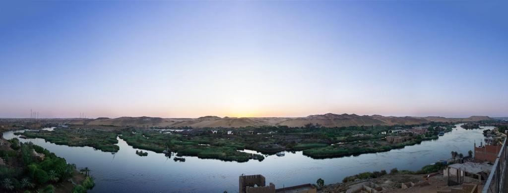 阿斯旺ASWAN NILE PALACE (swimming pool-rooftop-Nile view)的享有远处河流和阳光的景色