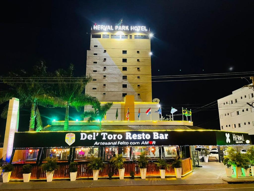 蓬塔波朗Herval Park Hotel的一座在晚上有Dj顶级的酒吧的建筑