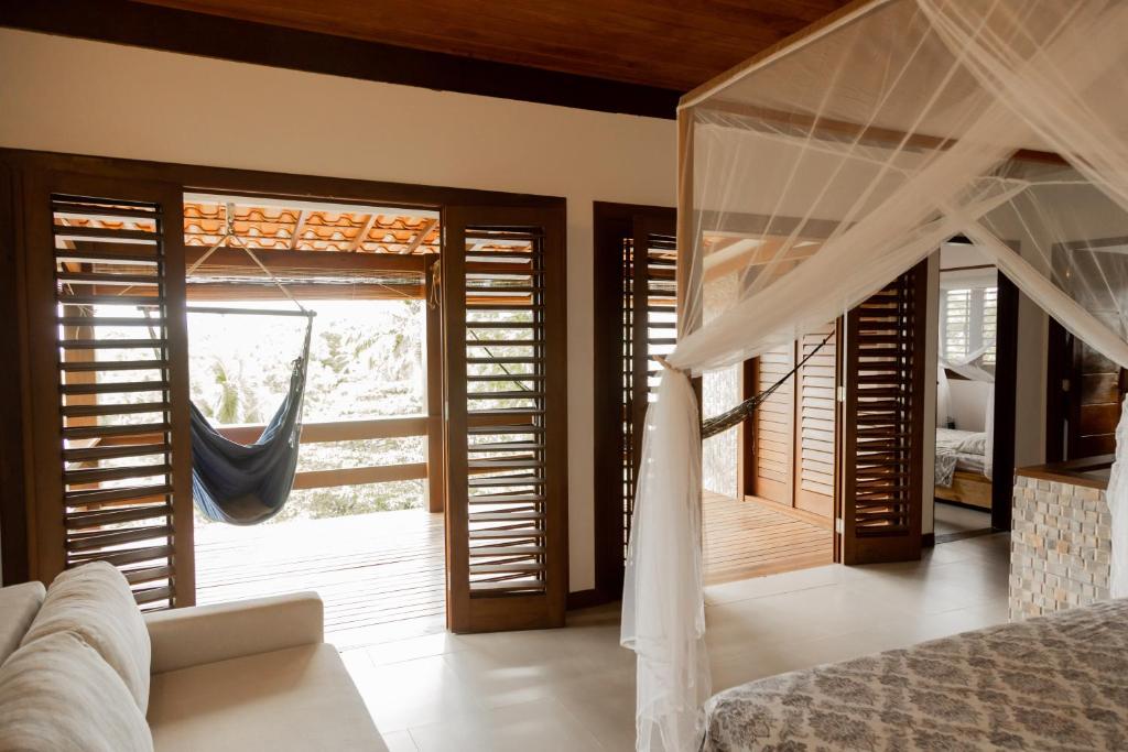 莫雷雷Das Edelweiss的一间卧室设有一张床和一个大型玻璃门