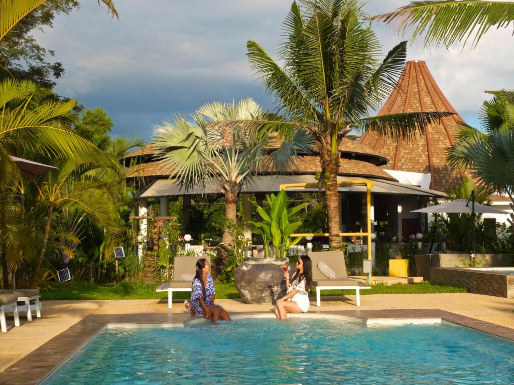 班佩Barong Resort的一群人坐在度假村的游泳池里