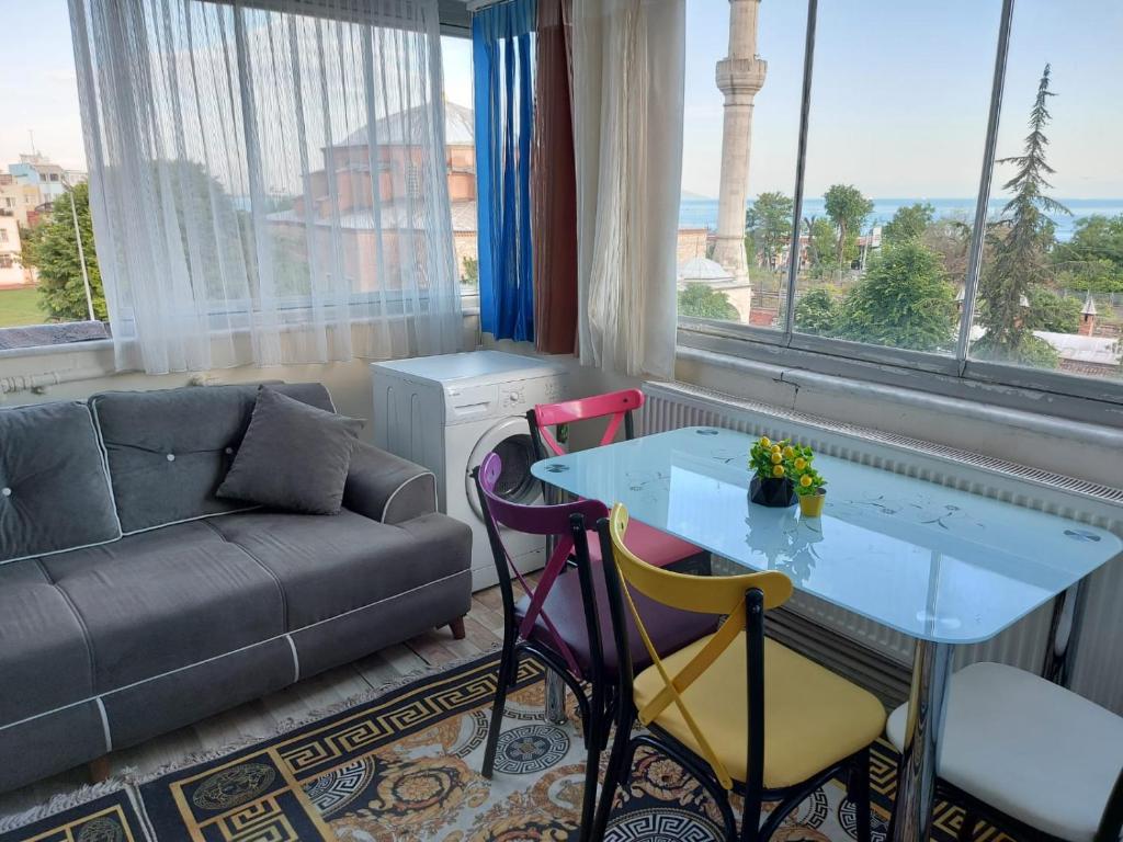 伊斯坦布尔Apart La Mia的客厅配有沙发和桌椅