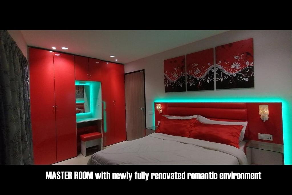 峇六拜Penang karaoke Ruby Townhouse 1st floor的红色卧室,配有一张红色床头板的床