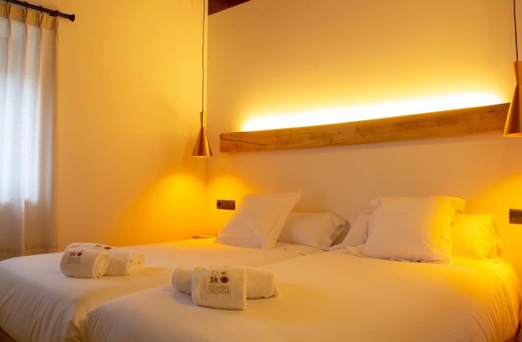 Oncina de la ValdoncinaDomus Oncinae的配有白色床单的酒店客房内的两张床