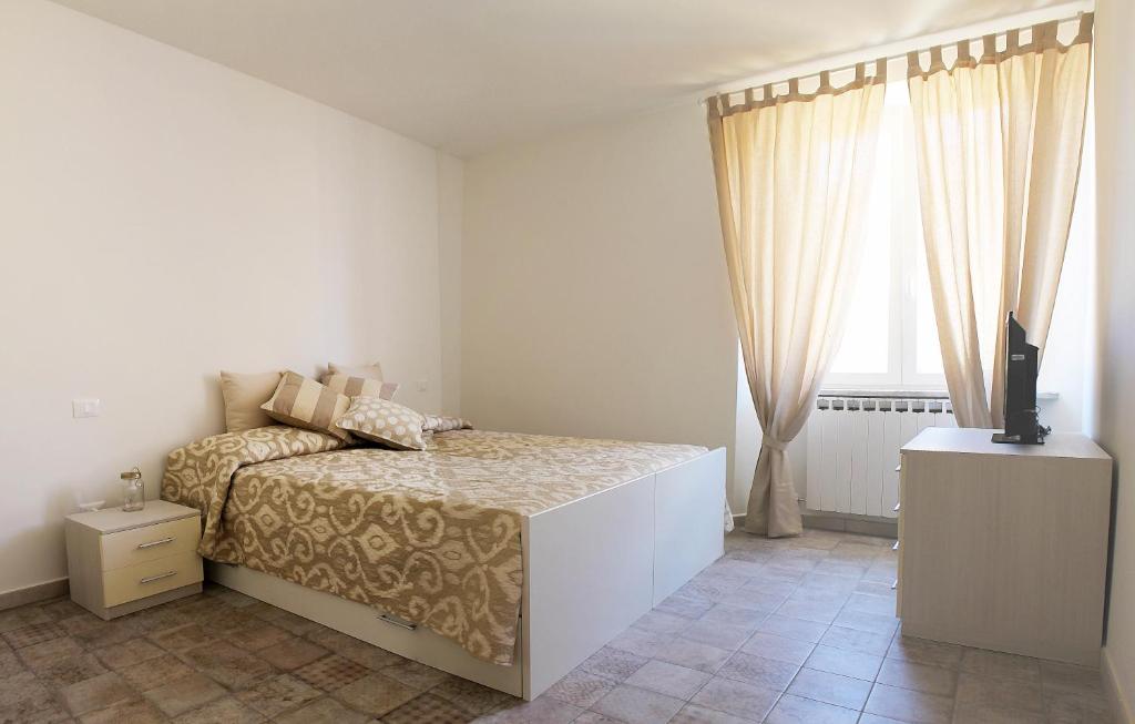 阿拉西奥Residenza Nam的一间卧室配有一张床和一台电视