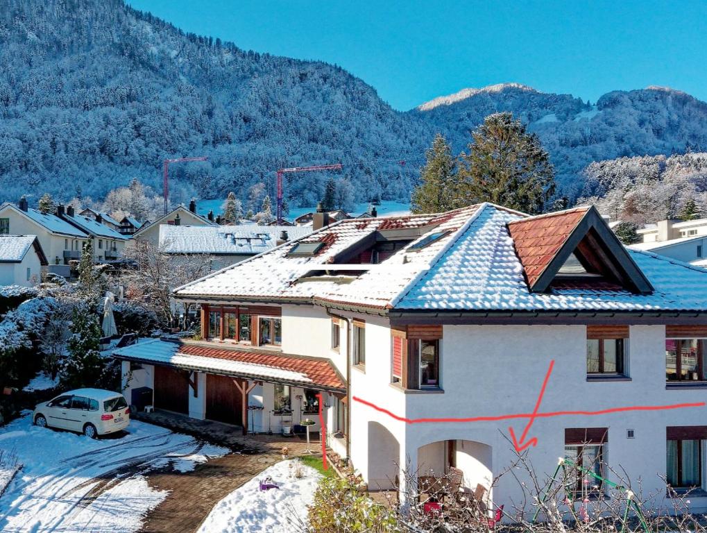 Home, Swiss Home的山地风格的房屋,设有瓷砖屋顶