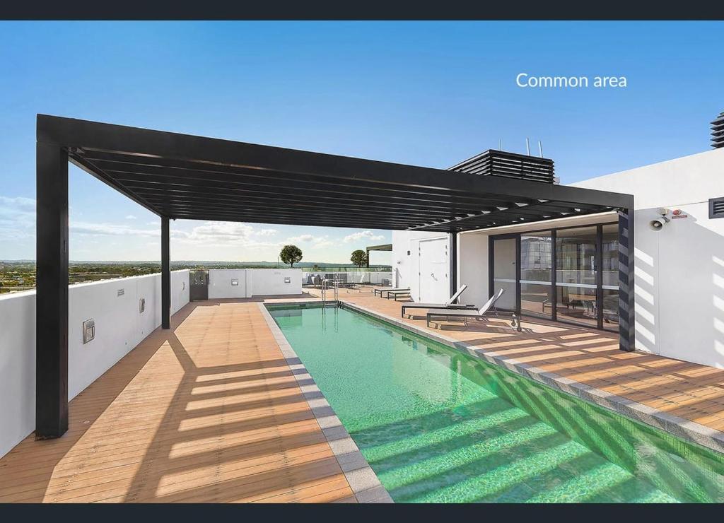悉尼Modern Spacious City Pad with Rooftop Pool and Gym的屋顶上的游泳池