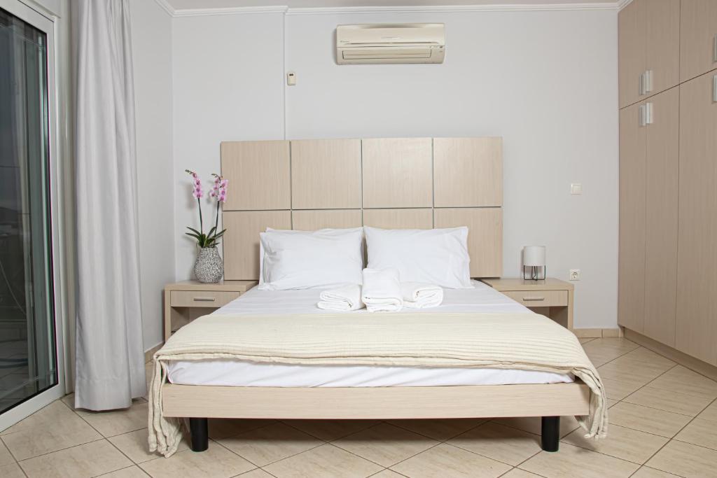 AlikíSALTSEA BOUTIQUE VILLAS的一间卧室配有一张床,上面有两条毛巾