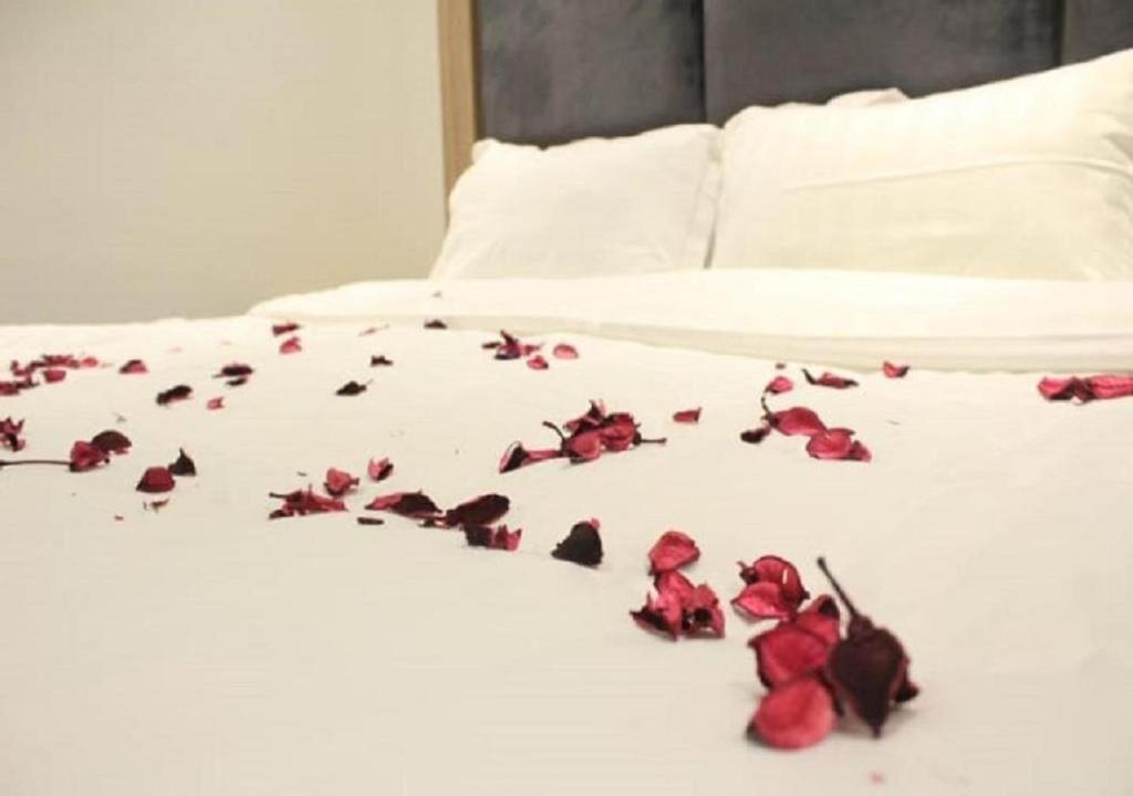 吉达بست نايت للاجنحة الفندقية的床上一堆红玫瑰