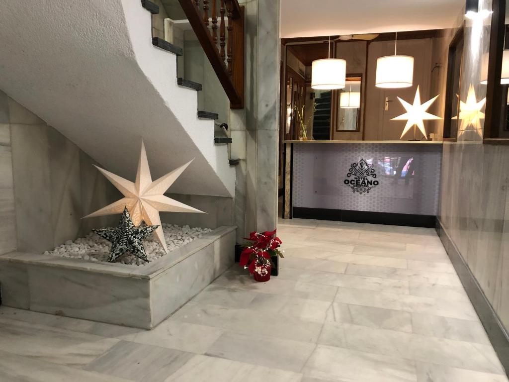 圣克鲁斯-德特内里费Hotel Océano Centro的大堂拥有圣诞装饰和楼梯