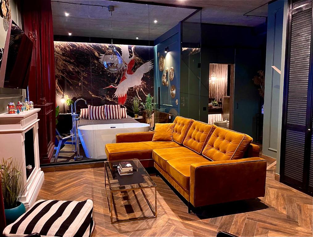 克维曾Apartamenty Zamkowe Centrum的客厅设有黄色的沙发和浴缸。