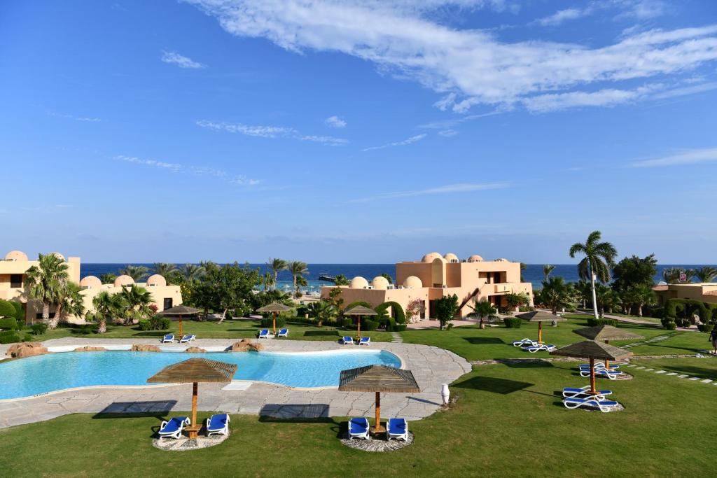 Abū GhuşūnWadi Lahmy Azur Resort - Soft All-Inclusive的享有度假村游泳池的景致。