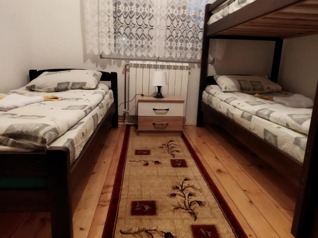 扎布利亚克Apartment Phillip Rooms的配有两张单人床的客房,铺有地毯
