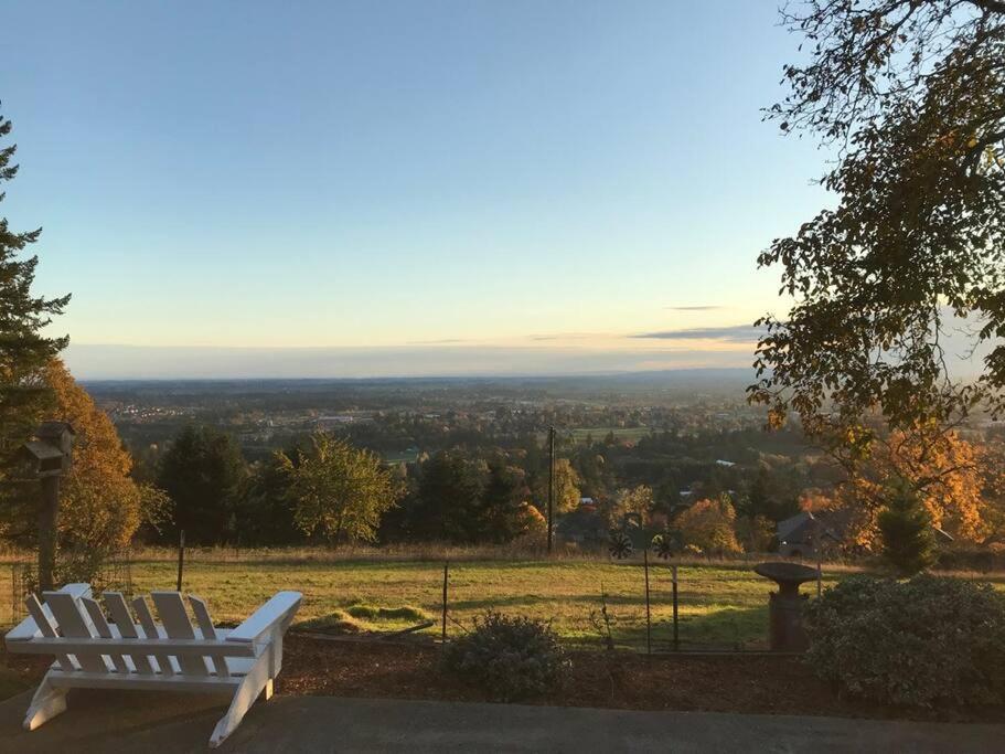 纽伯格Spectacular Valley View in Wine Country的坐在山顶上的白色长凳