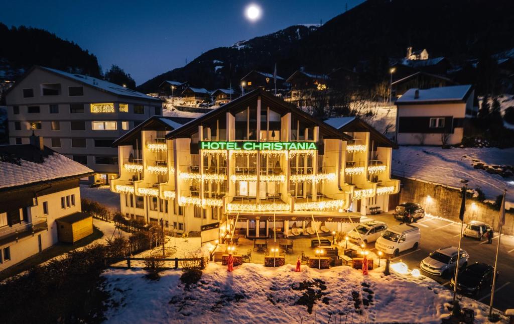 菲施DESIGn und FERIEN HOTEL CHRISTANIA的夜间下雪的酒店