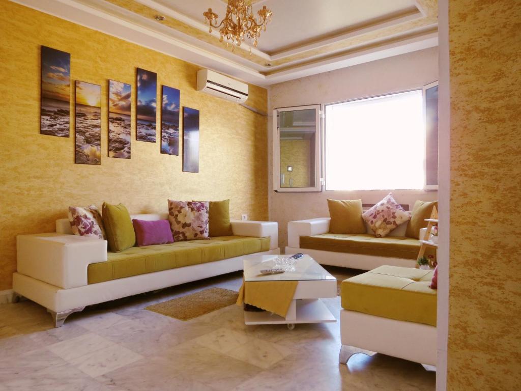 莫纳斯提尔Beautiful appartment with a glorious sea view的客厅配有两张沙发和一张桌子