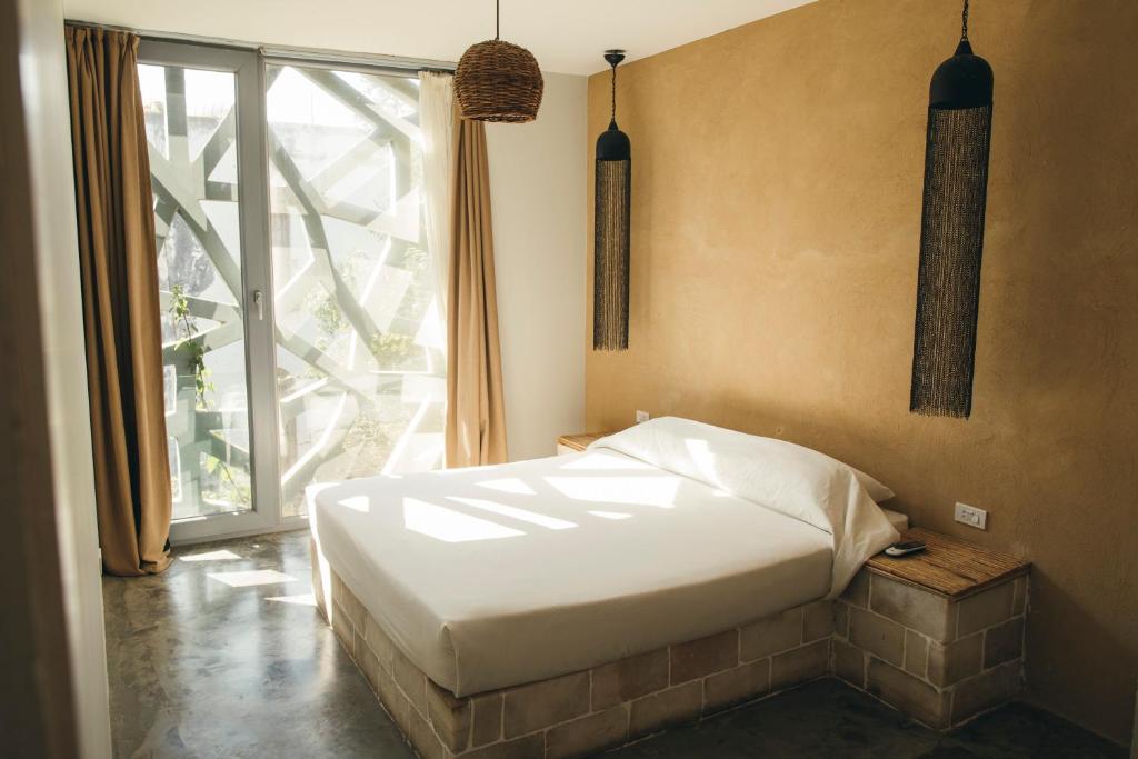 达哈布达哈布达尔公寓式酒店的一张位于带大窗户的房间内的床铺