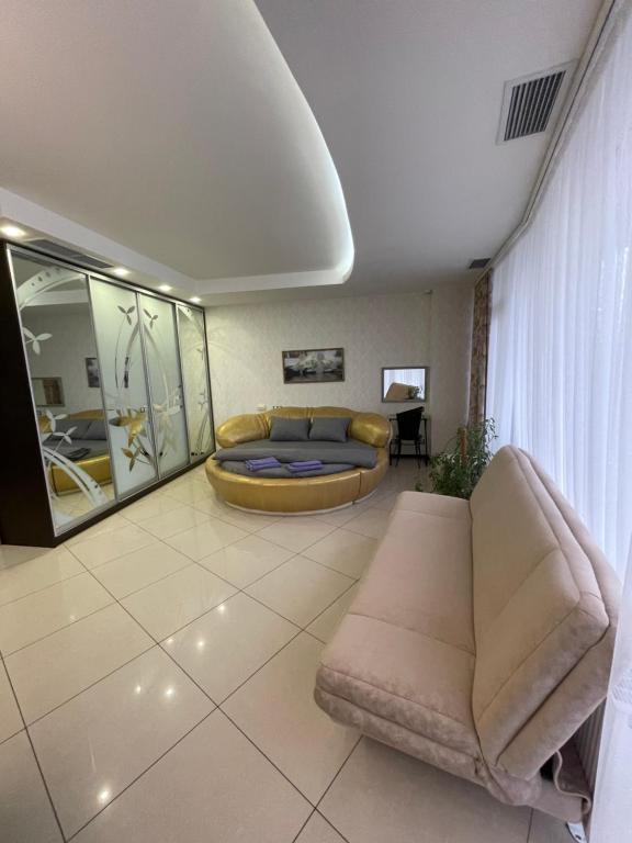 第聂伯罗Apartments Most City的客厅配有沙发和1张床