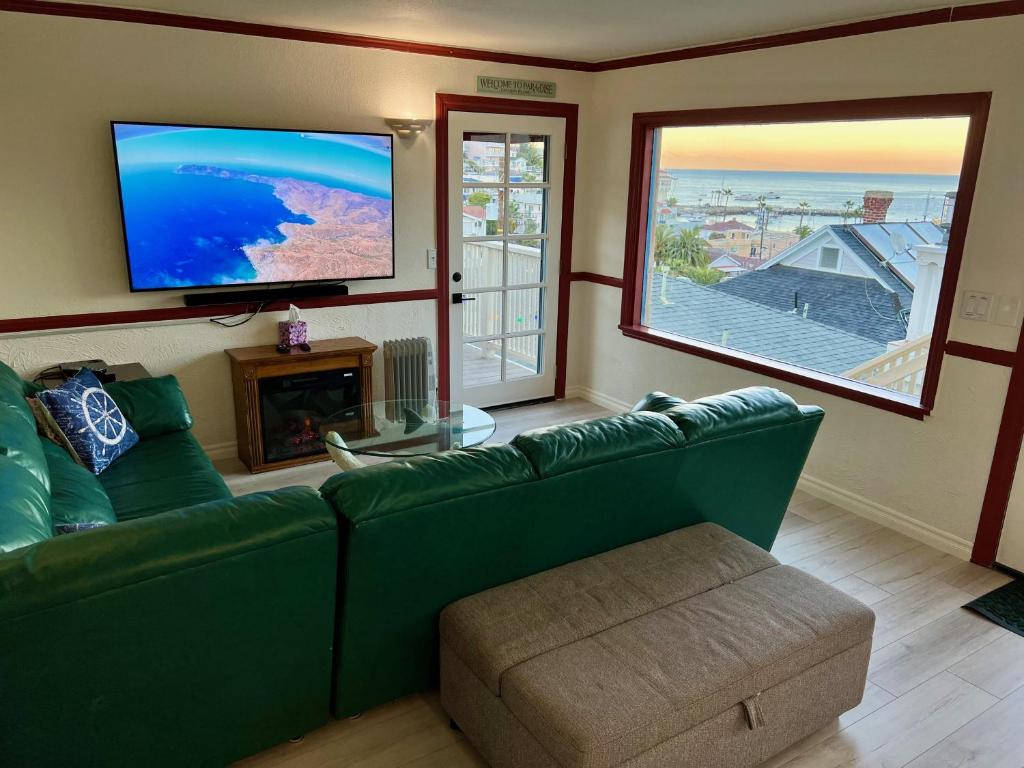 阿瓦隆Catalina Two Bedroom View Home的客厅配有绿色沙发和平面电视