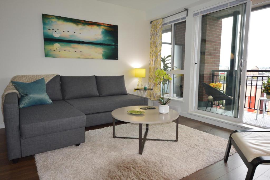 维多利亚海港微风公寓的客厅配有沙发和桌子