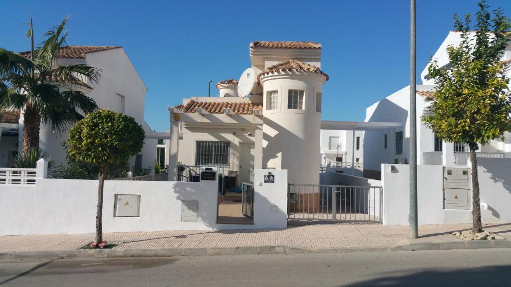 LlobregalesVilla-barricia的白色的房子,有门和栅栏