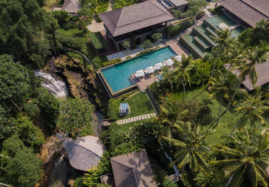 塔巴南Nirjhara的享有带游泳池的度假村的空中景致