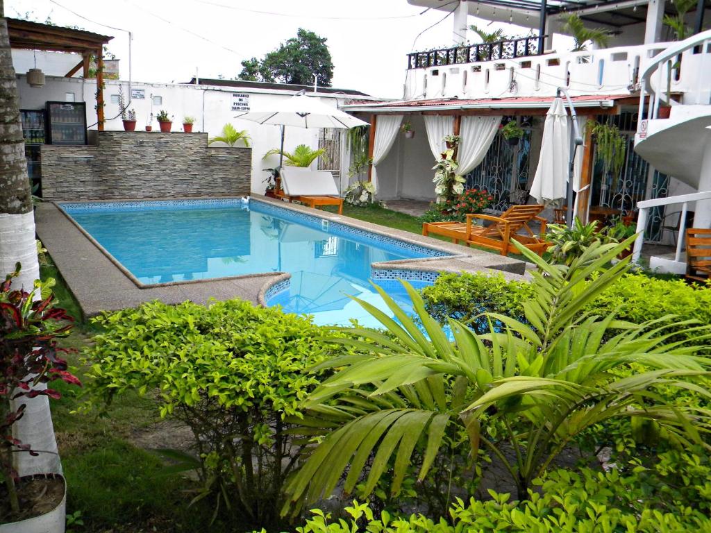 洛佩斯港Centro Vacacional "El Pro"的一座房子的院子内的游泳池