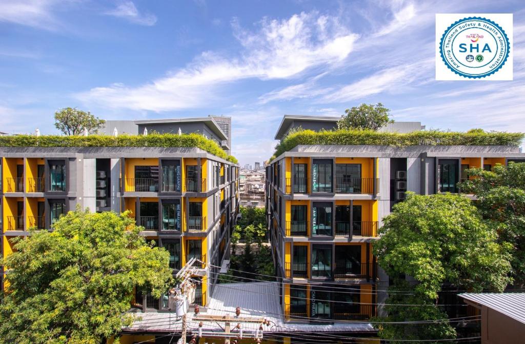 曼谷曼谷艾萨奴克酒店的两座公寓楼,植物的图象