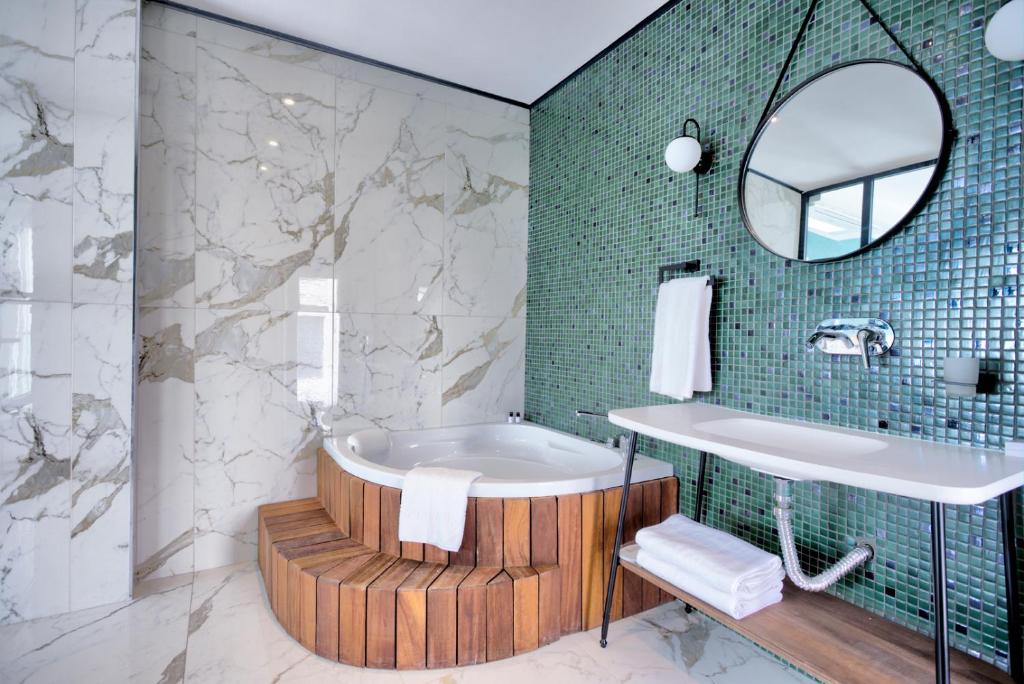 伊斯坦布尔Fragments Hotel的带浴缸和镜子的浴室