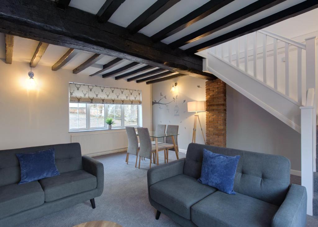 达宁顿堡Donington Cottage Apt 8的客厅配有两张沙发和一张桌子