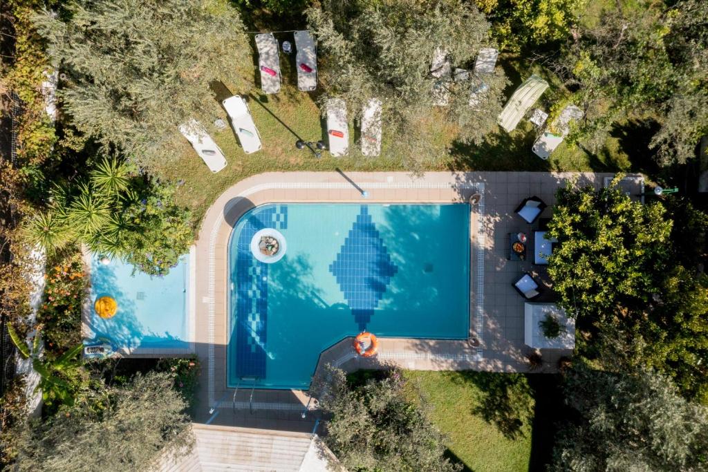 阿彻奇洛斯Sunset Apartments的享有树木游泳池的顶部景致