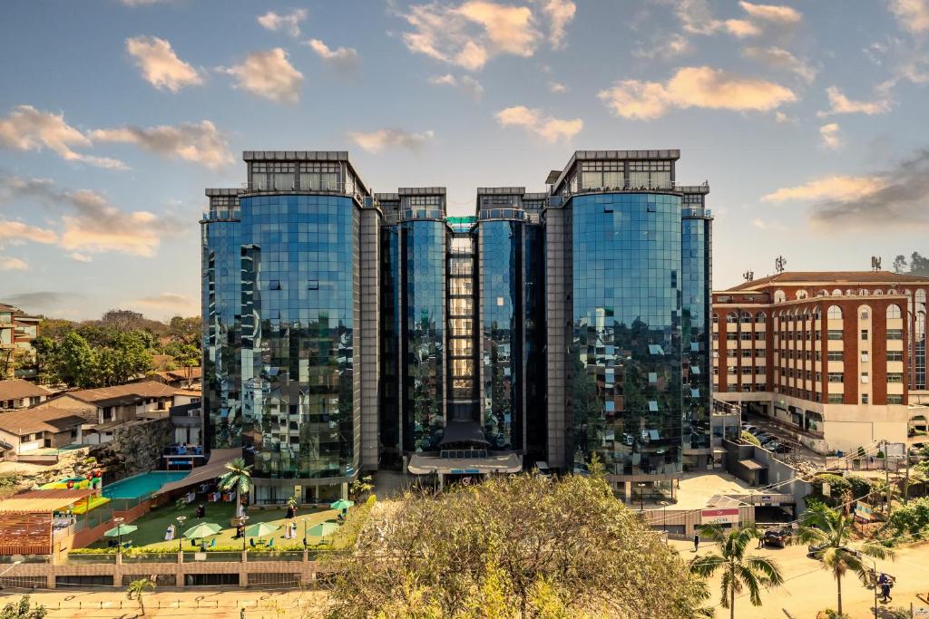 内罗毕PrideInn Azure Hotel Nairobi Westlands的城市里一群高大的玻璃建筑