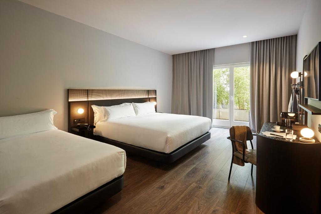 波尔图Chic & Basic Gravity的酒店客房设有两张床和窗户。