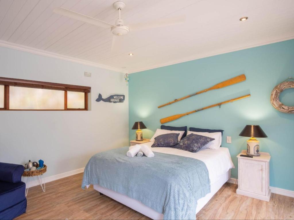 克尼斯纳bWhale guest house的一间卧室设有一张床和蓝色的墙壁