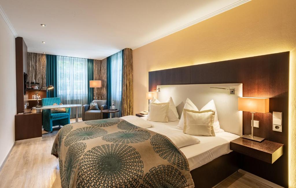 帕绍帕骚市公寓酒店的配有一张床和一张书桌的酒店客房