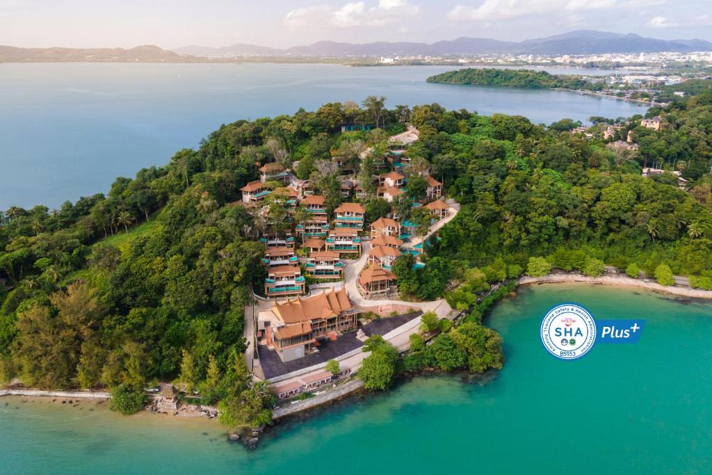 普吉镇Sinae Phuket - SHA Extra Plus的水面上岛屿的空中景观