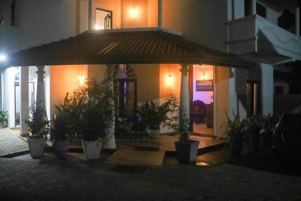 阿努拉德普勒Thidasa Holiday Resort的前方有盆栽植物的凉亭