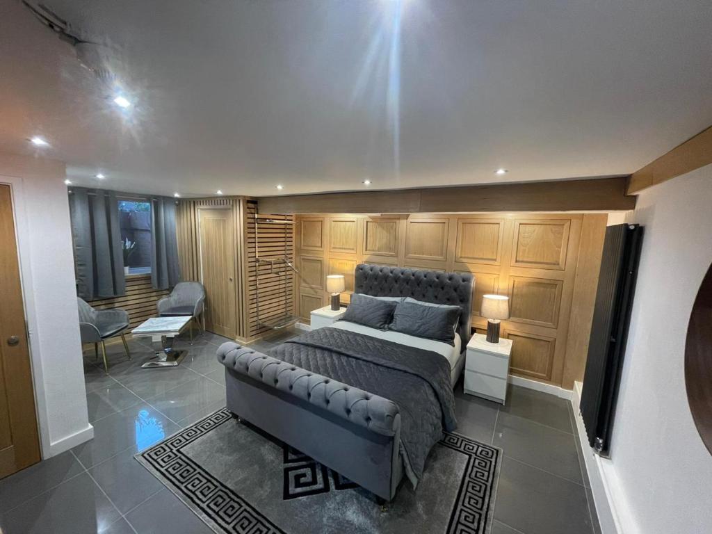 曼彻斯特亨德汉别墅酒店的一间卧室配有一张床和一个沙发