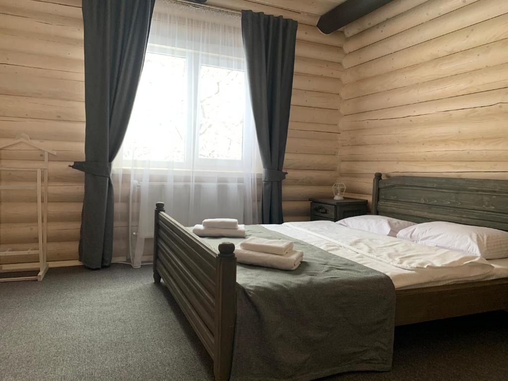 布克维Villa Olexandr&Matvii的一间卧室配有一张床,上面有两条毛巾
