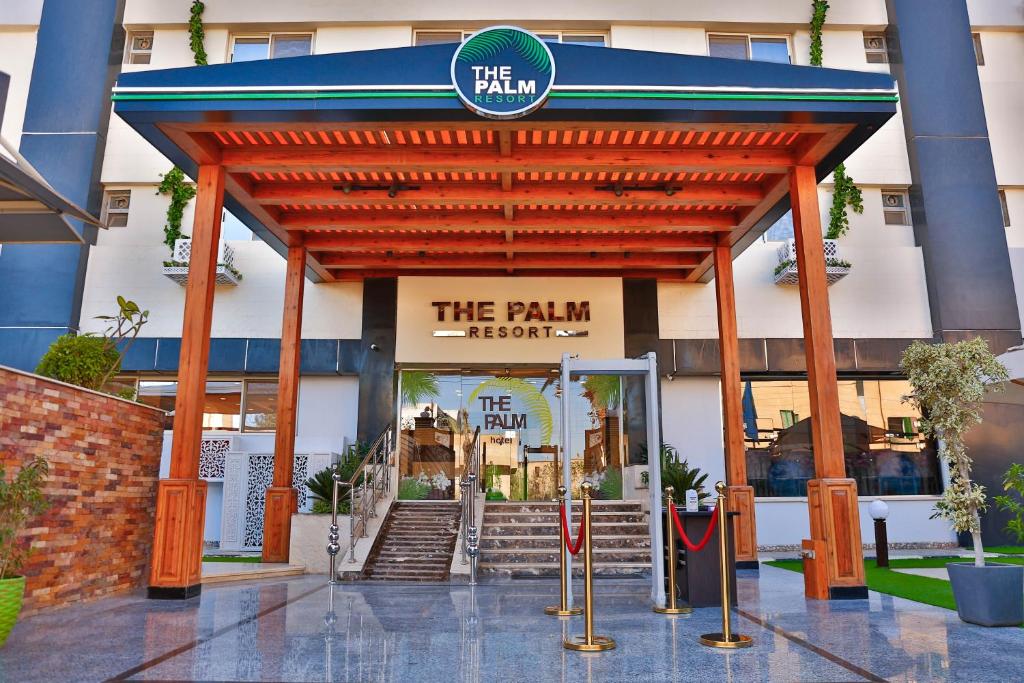 Kafr EL SheikhThe Palm Hotel的一座有火车医院入口的建筑