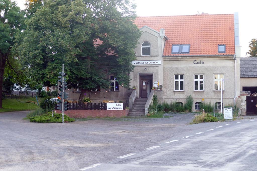 MünchebergGasthaus zur Ostbahn的街道边的建筑物